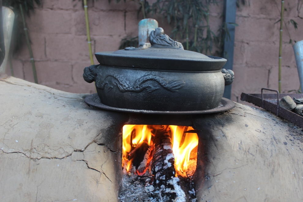 陶砂锅小火慢炖也是窑工菜其中一种做法。