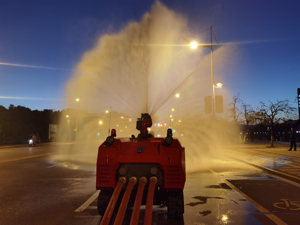 消防灭火机器人适用于多种火灾扑救场所，可有效避免人员伤亡。