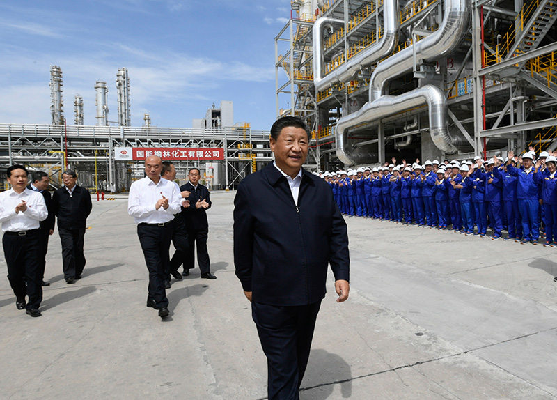 2021年9月13日至14日,中共中央总书记、国家主席、中央军委主席习近平在陕西省榆林市考察。这是13日上午,习近平在国家能源集团榆林化工有限公司年产40万吨乙二醇项目现场考察。