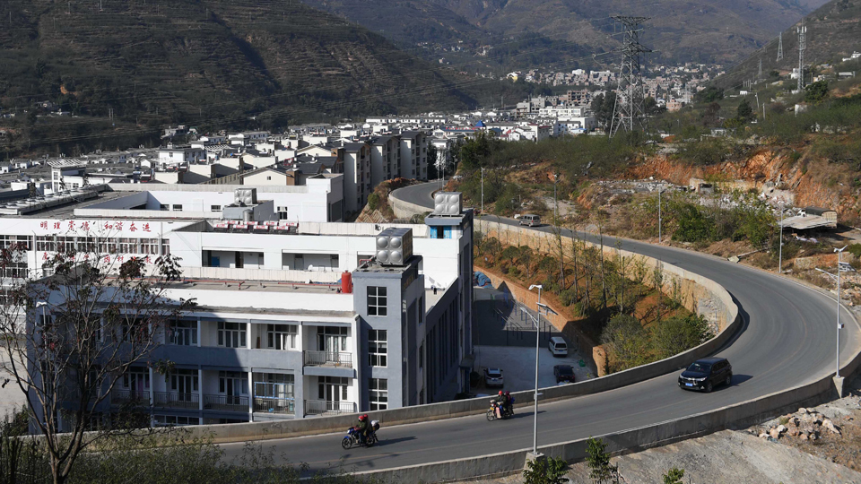 （公路从昭通市鲁甸县龙头山镇骡马口社区旁通过 新华社 图）.jpg