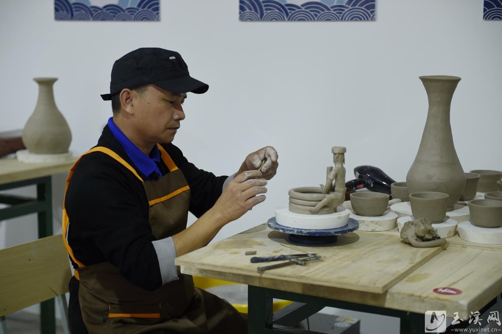 第六届玉溪市残疾人职业技能竞赛现场,陶器制作项目选手刀正富为陶坯做造型。 第六届玉溪市残疾人职业技能竞赛现场,陶器制作项目选手刀正富为陶坯做造型。