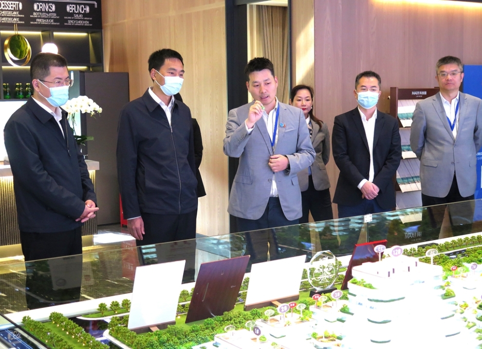 1-1.考察天瑞金MAX科技园,学习园区管理运营模式。(夏娜 摄) 1-1.考察天瑞金MAX科技园,学习园区管理运营模式。(夏娜 摄)