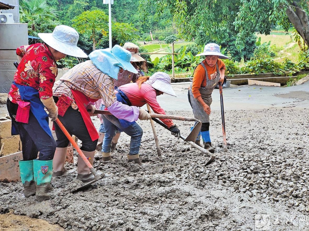 村民投工投劳，平整路面。