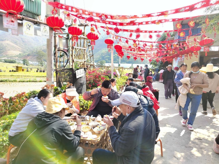 傣家杀猪饭迎新春 篝火晚会年味足