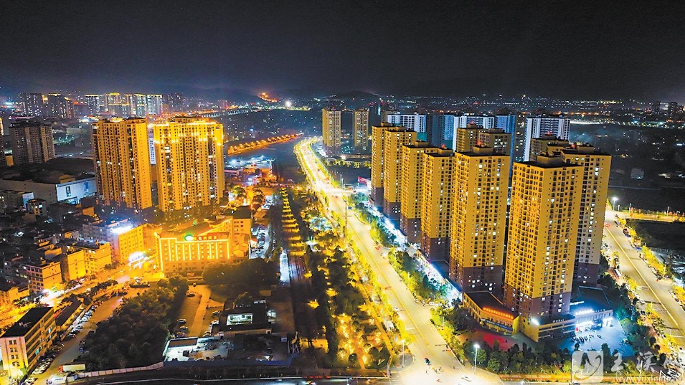 玉溪城市夜景。记者 沈阳 摄