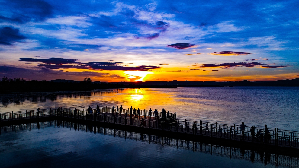 图片5：夕阳洒在星云湖面上，如琉璃世界
