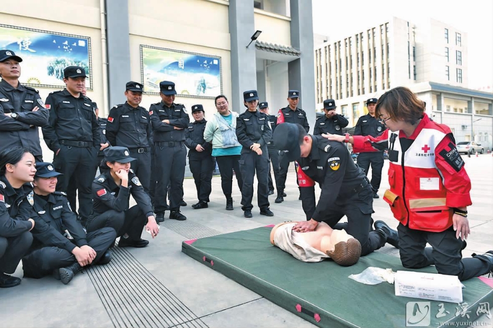 学习应急救护技能。