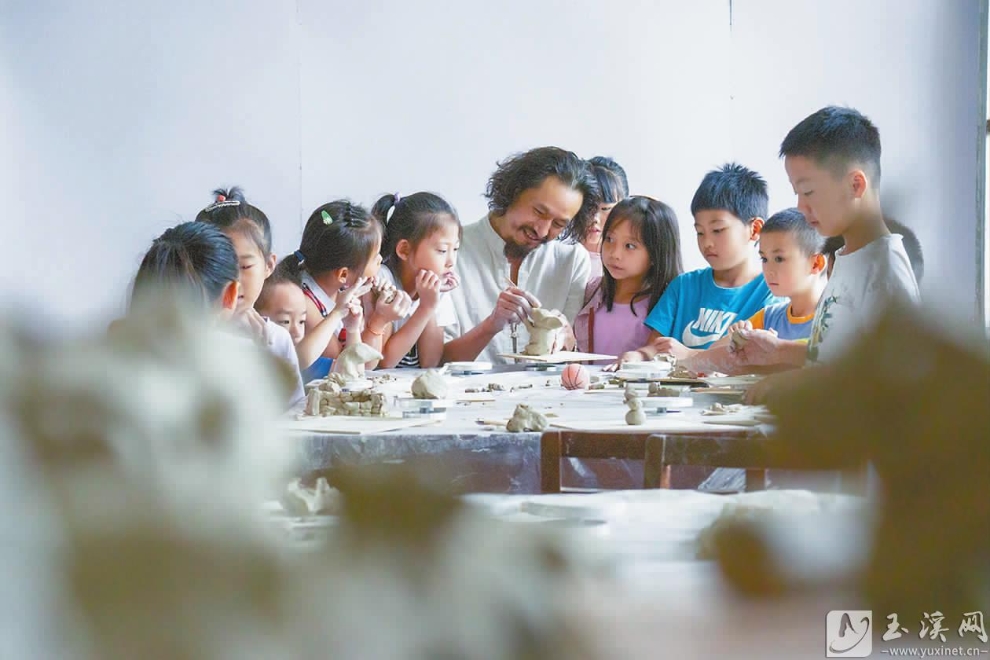 王华伟开办泥塑技艺兴趣班与孩子们交流。