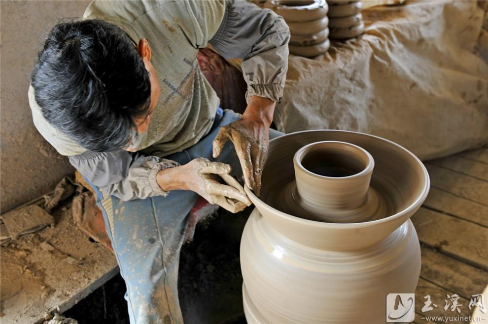 罗永兴师傅制作生活陶瓷——双口罐。摄于2011年11月25日。