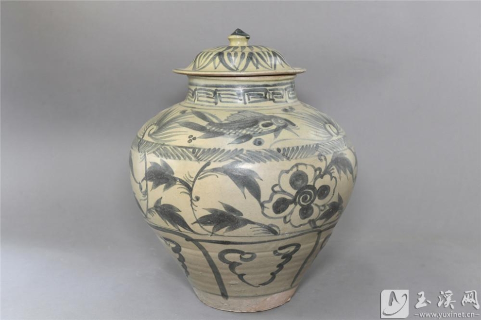 玉溪古窑遗址出土的国家二级文物——元青花鱼藻纹带盖将军罐。摄于2013年9月3日。