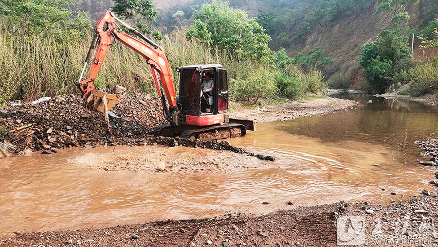 峨山大巴格村： 挖塘蓄水保障村民用水 副本