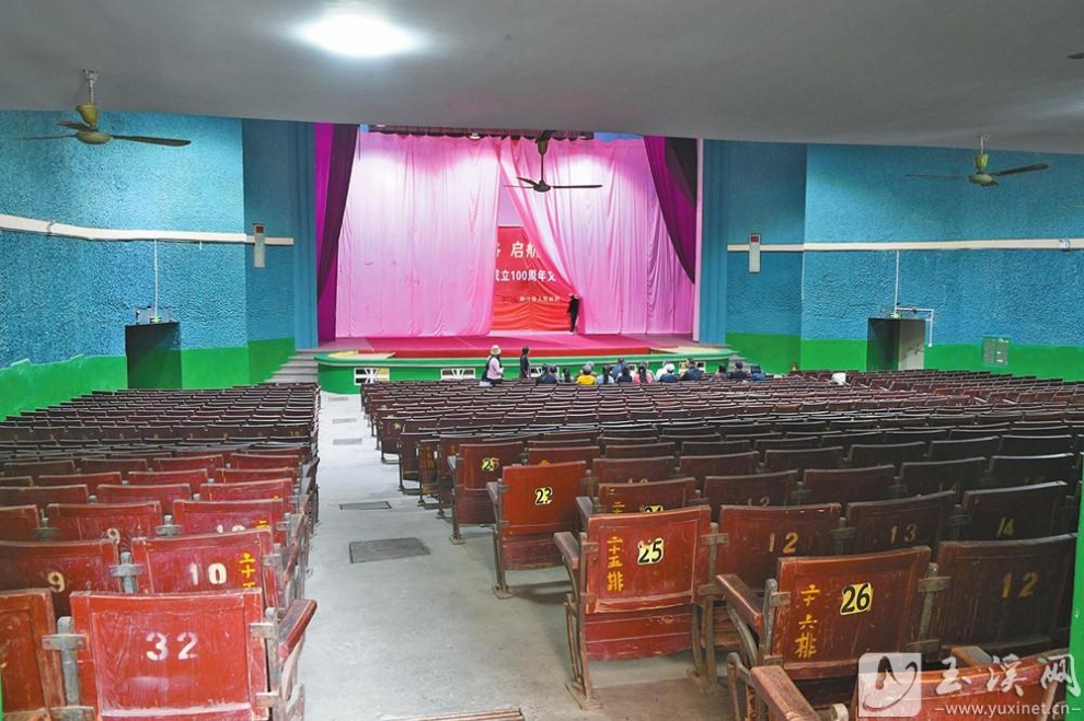 建于1976年的易门铜矿电影院。
