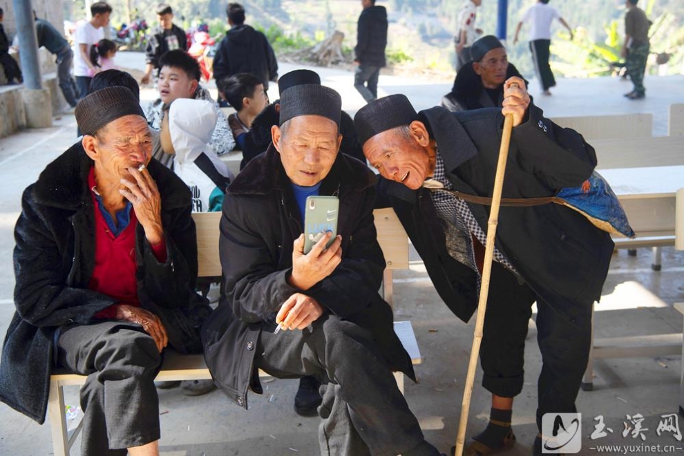 智能手机也是老人们获取外界信息的渠道。（2023年1月25日摄）