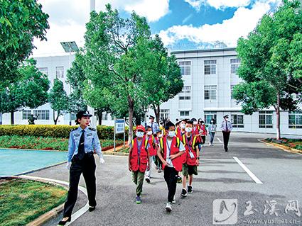 参观云南省第三强制隔离戒毒所禁毒法治教育基地。