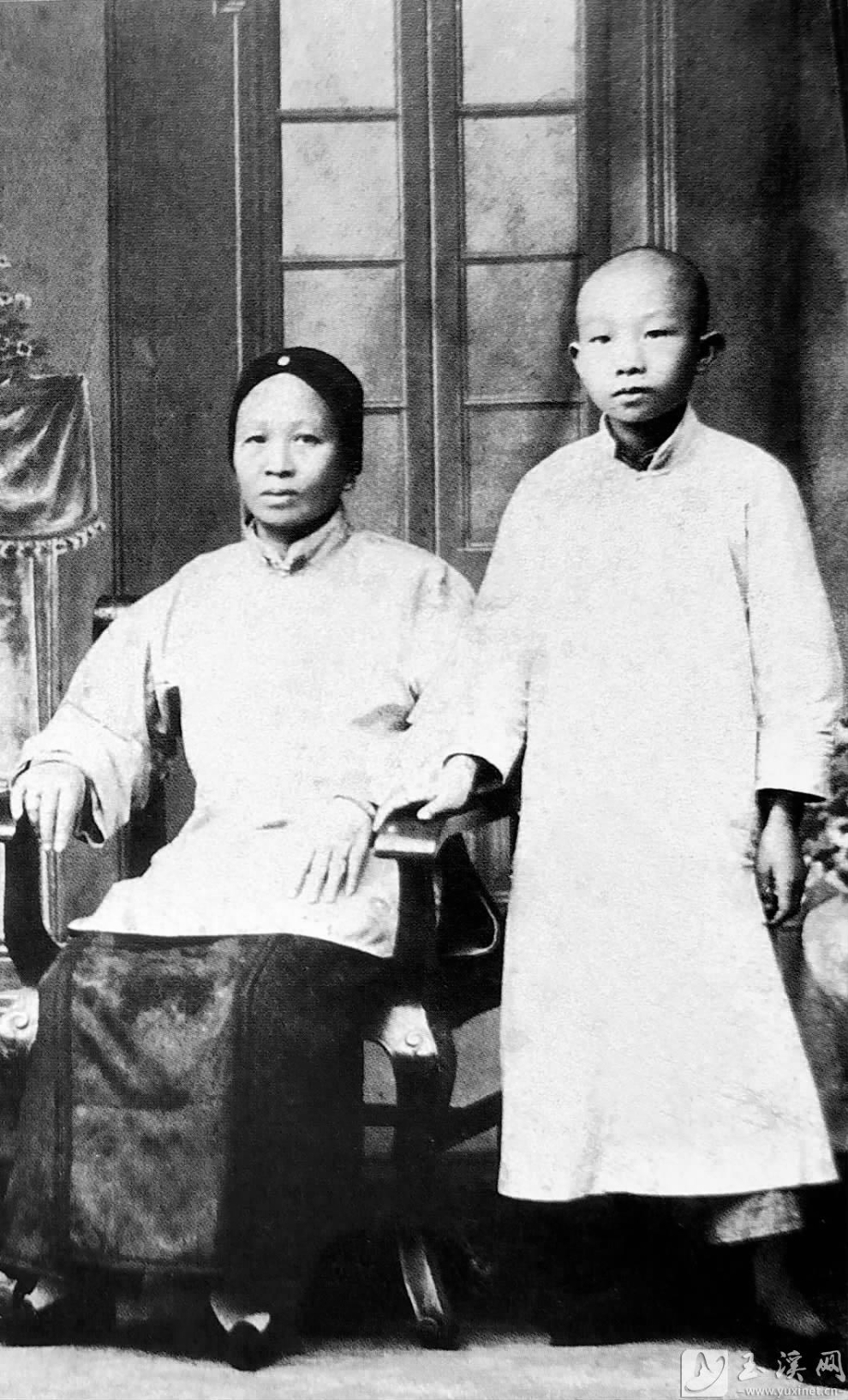 1923年，11岁的聂耳与母亲彭寂宽合影。(资料图)