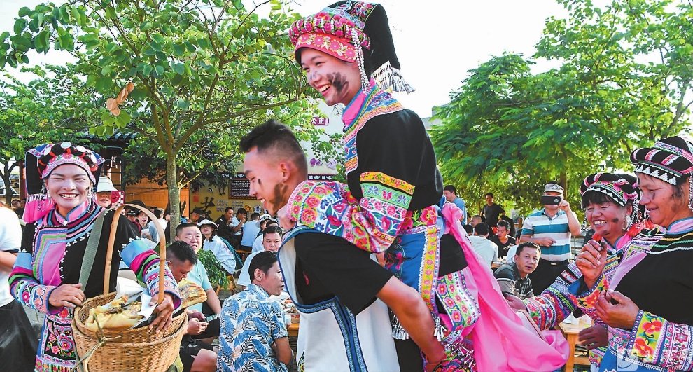 村民进行彝族婚俗表演。