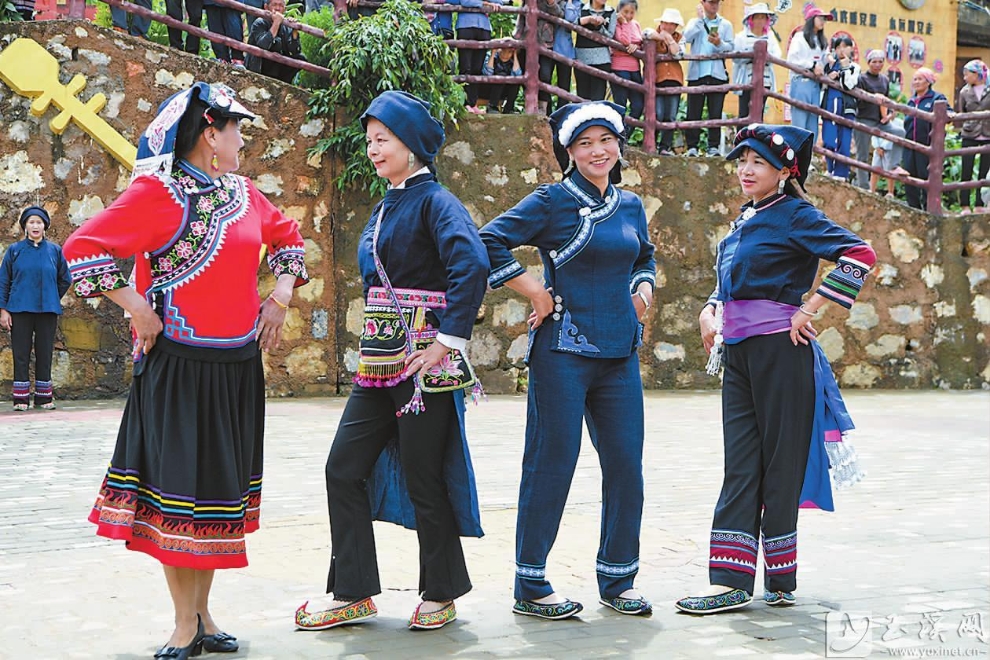 来自元江各地的绣娘展示自己绣制的彝族服饰。