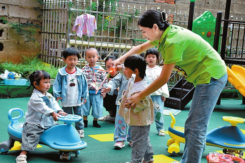 孩子们在春田蜜蜜幼幼园快乐玩耍。