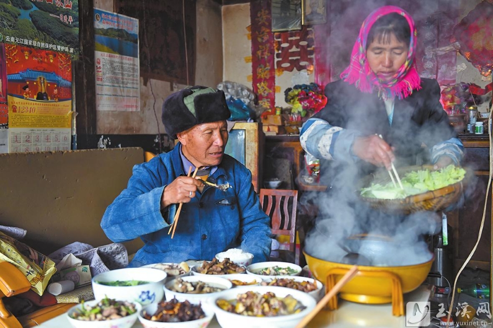 2018年12月30日，李甲福和妻子在家过彝族年。