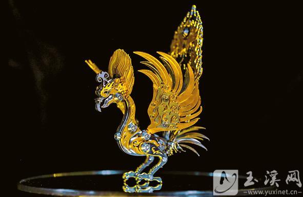 大鹏金翅鸟金属拼接模型。