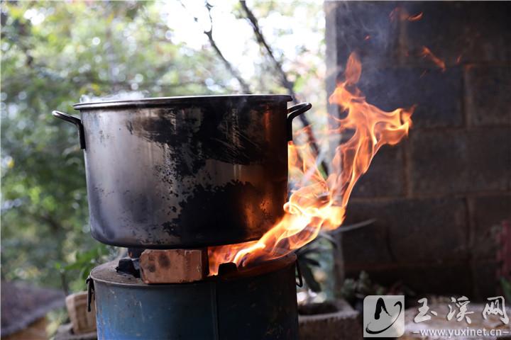 炉子上腾起火焰，锅里煮着刚分割下来的猪肉。