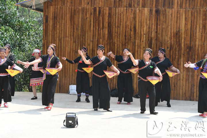 水井村的妇女在排练文艺节目。