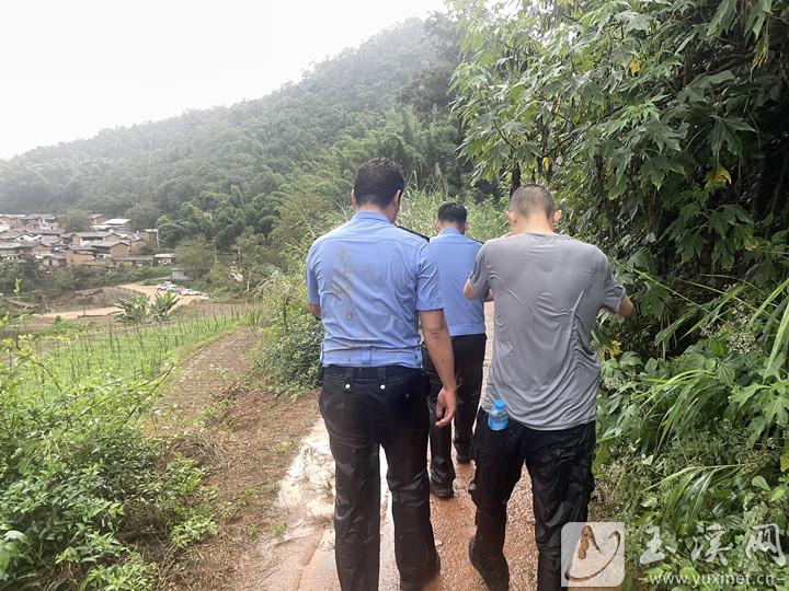 天气恶劣，大雨滂沱。