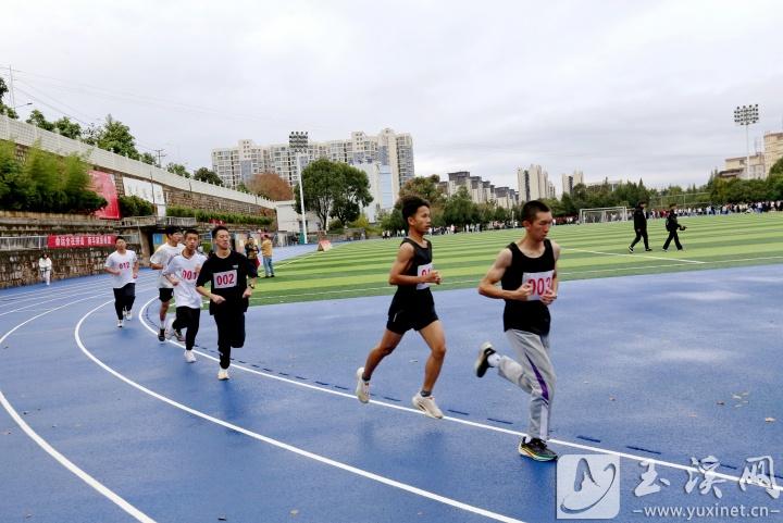 学生们在运动场上竞技。