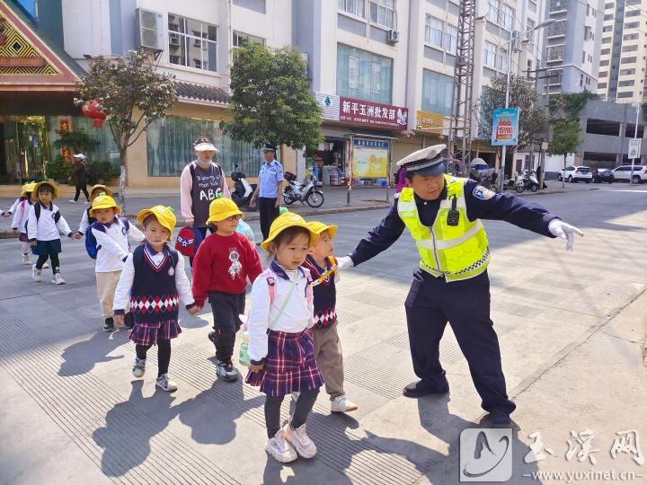 站好“护学岗”，守护学生安全。