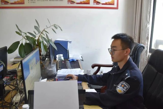 王巍启用父亲王崇龙当年的警号4.jpg