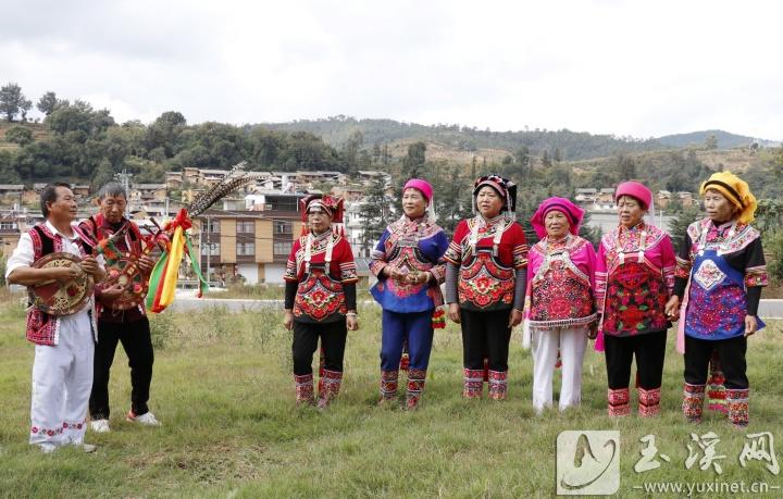 红塔区非遗传承人方秀芬（右四）与大密罗的民间歌手一起唱山歌。