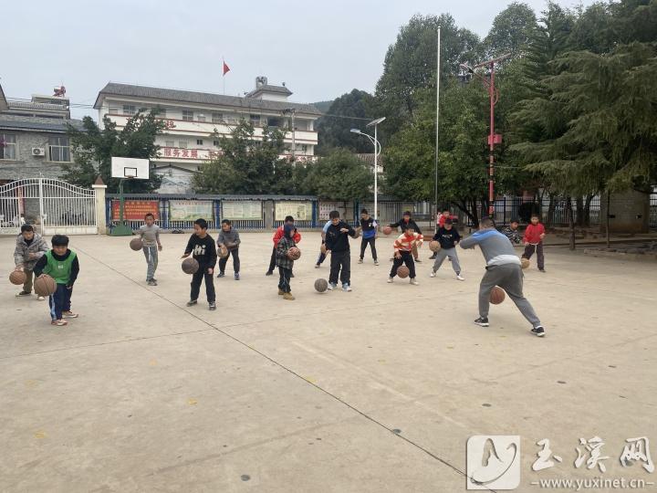 练习拍球。