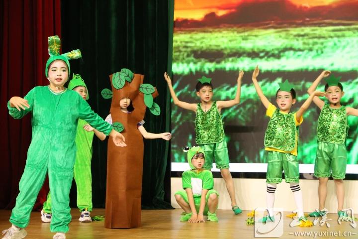 学生们演绎童话剧。