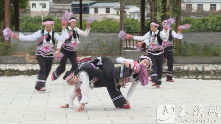 架子乐舞蹈动作“蚂蚁走路”。