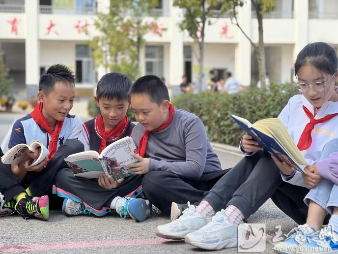 校园内阅读书籍蔚然成风。 通讯员 黄振豪 摄