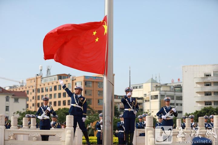 在纪念《义勇军进行曲》诞生90周年主题活动中，伴随着《义勇军进行曲》铿锵有力的旋律，国旗缓缓升起。