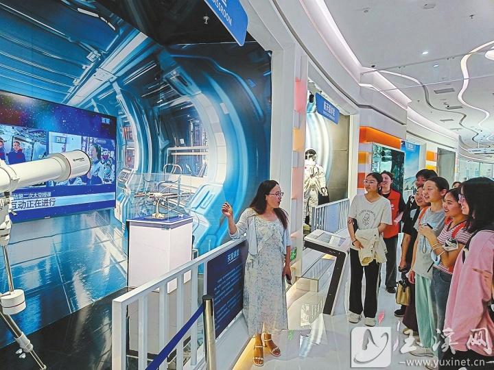 教师现场授课。