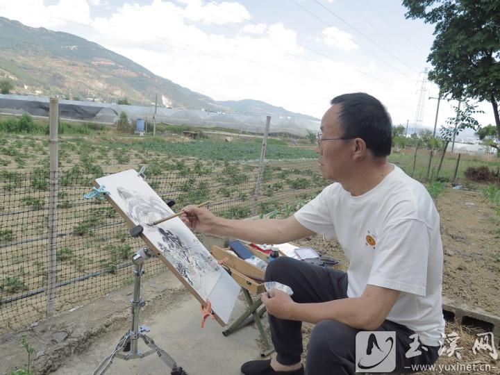 彭慧勇在野外写生。